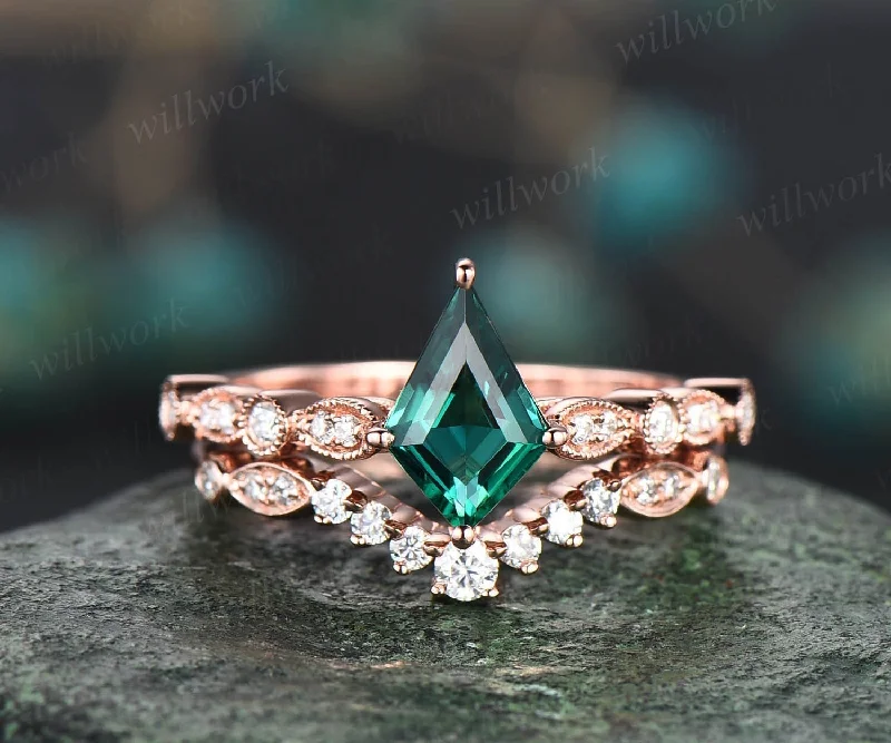 Kite shaped green emerald ring gold silver vintage unique engagement ring set art deco dainty milgrain diamond wedding ring set for women